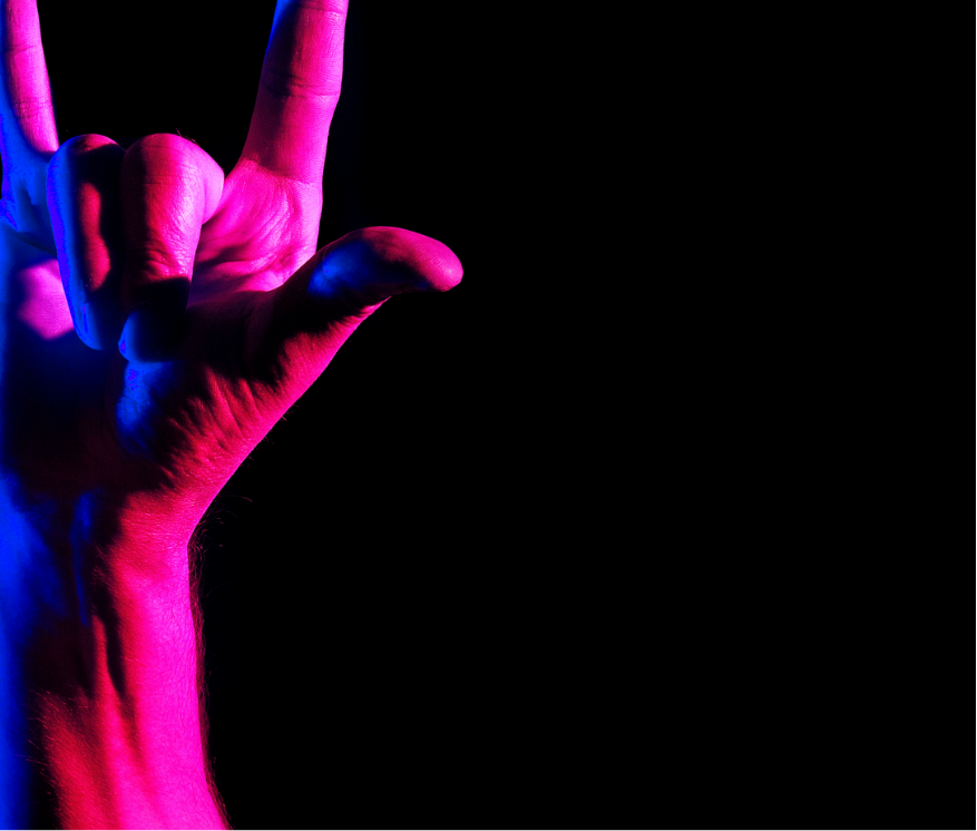 Hand in Gebärdensprache ILY zeigend in Rot-Blauer Beleuchtung