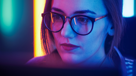 Nahaufnahme einer Frau mit Brille